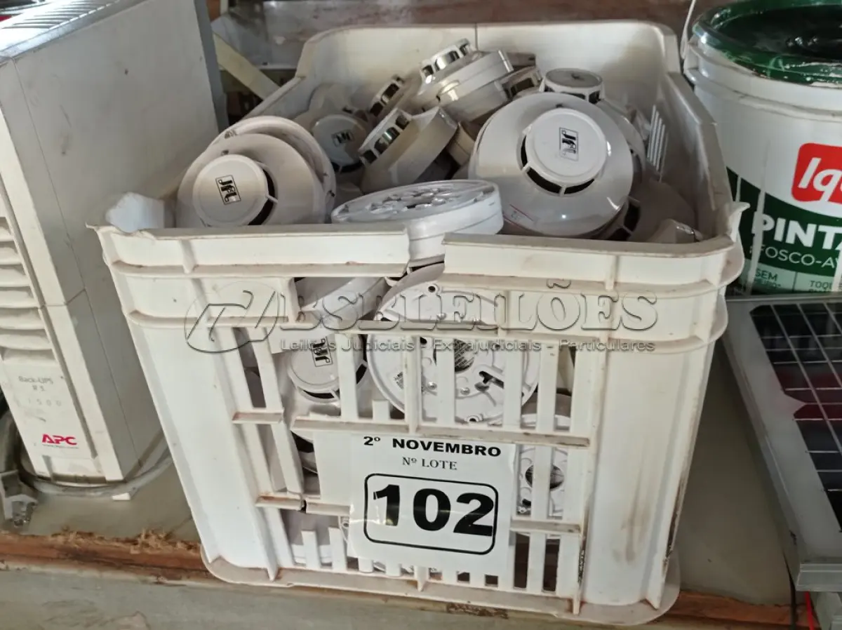LOTE 102 - 01 LOTE COM GRANDE QUANTIDADE DETECTORES DE FUMAÇA. (NO ESTADO) ATENÇÃO! FAZER A VISITAÇÃO ANTES DE ARREMATAR, NÃO SABEMOS SE FUNCIONA. LEILÃO NÃO TEM GARANTIA E NEM DEVOLUÇÃO, SUJEITO A POSSÍVEIS AVARIAS VISÍVEIS/OCULTAS E/OU AUSÊNCIA DE COMPONENTES.