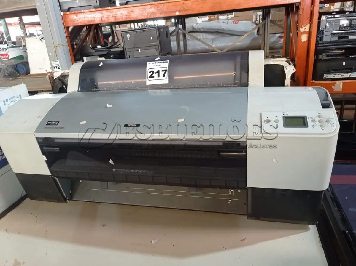 LOTE 217 - 01 PLOTTER MARCA EPSON MODELO PRO 7880. (NO ESTADO) ATENÇÃO! FAZER A VISITAÇÃO ANTES DE ARREMATAR, NÃO SABEMOS SE FUNCIONA. LEILÃO NÃO TEM GARANTIA E NEM DEVOLUÇÃO, SUJEITO A POSSÍVEIS AVARIAS VISÍVEIS/OCULTAS E/OU AUSÊNCIA DE COMPONENTES.