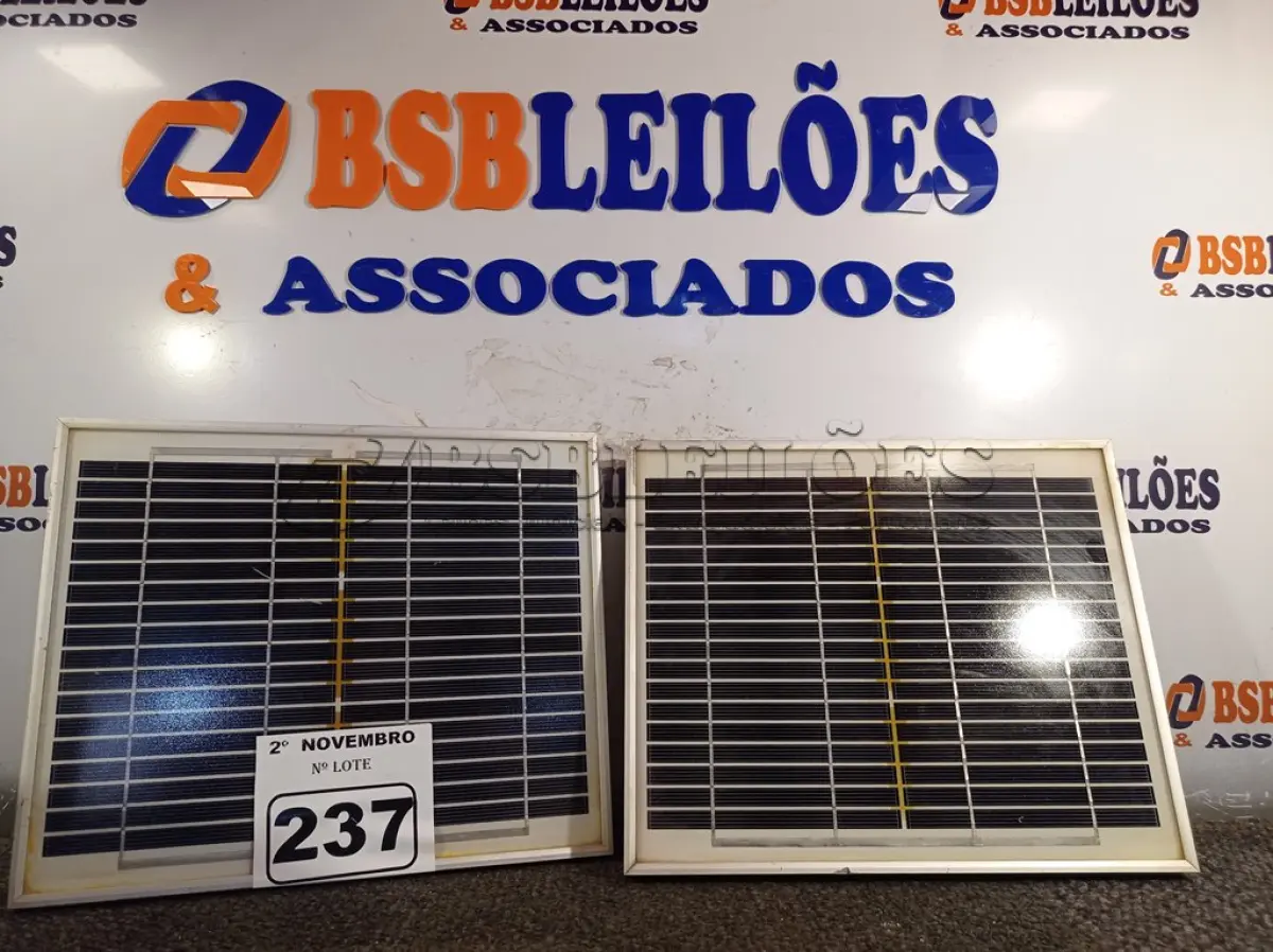 LOTE 237 - 02 PAINÉIS FOTOVOLTAICOS 18V 10W. (NO ESTADO) ATENÇÃO! FAZER A VISITAÇÃO ANTES DE ARREMATAR, NÃO SABEMOS SE FUNCIONA. LEILÃO NÃO TEM GARANTIA E NEM DEVOLUÇÃO, SUJEITO A POSSÍVEIS AVARIAS VISÍVEIS/OCULTAS E/OU AUSÊNCIA DE COMPONENTES.