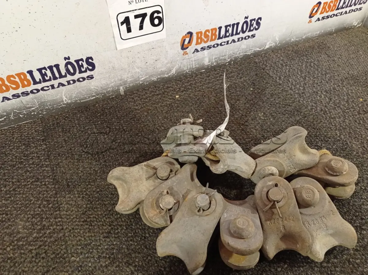 LOTE 176 - 10 MANILHAS/SAPATILHAS PARA CABO DE AÇO. (NO ESTADO) ATENÇÃO! FAZER A VISITAÇÃO ANTES DE ARREMATAR, NÃO SABEMOS SE FUNCIONA. LEILÃO NÃO TEM GARANTIA E NEM DEVOLUÇÃO, SUJEITO A POSSÍVEIS AVARIAS VISÍVEIS/OCULTAS E/OU AUSÊNCIA DE COMPONENTES.