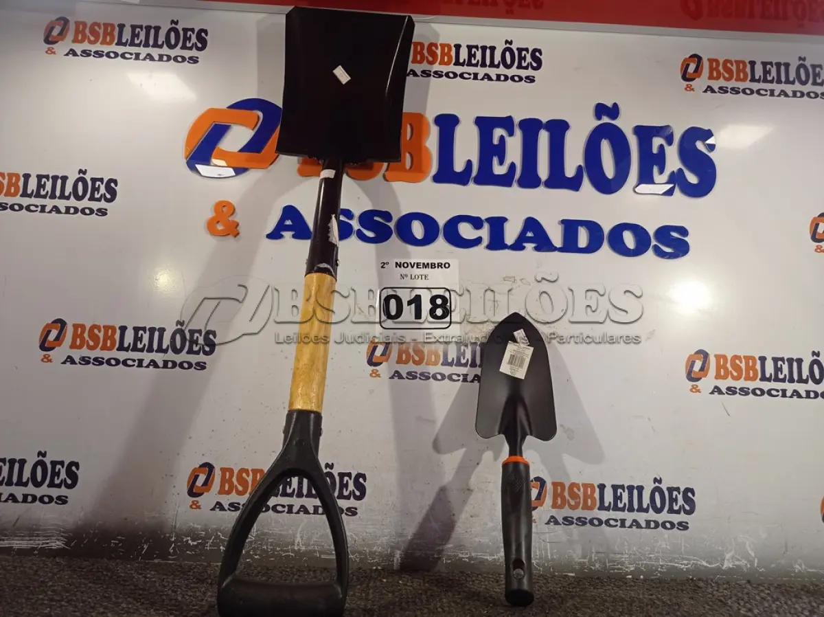 LOTE 018 - 02 PÁS PARA JARDINAGEM. (NO ESTADO) ATENÇÃO! FAZER A VISITAÇÃO ANTES DE ARREMATAR, NÃO SABEMOS SE FUNCIONA. LEILÃO NÃO TEM GARANTIA E NEM DEVOLUÇÃO, SUJEITO A POSSÍVEIS AVARIAS VISÍVEIS/OCULTAS E/OU AUSÊNCIA DE COMPONENTES.