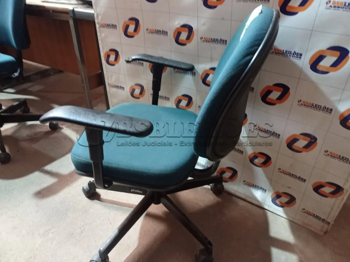 LOTE 187 - 01 CADEIRA DE ESCRITÓRIO COM BASE GIRATÓRIA. (NO ESTADO) ATENÇÃO! FAZER A VISITAÇÃO ANTES DE ARREMATAR, NÃO SABEMOS SE FUNCIONA. LEILÃO NÃO TEM GARANTIA E NEM DEVOLUÇÃO, SUJEITO A POSSÍVEIS AVARIAS VISÍVEIS/OCULTAS E/OU AUSÊNCIA DE COMPONENTES.