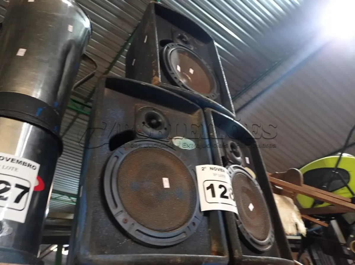 LOTE 128 - 03 CAIXAS DE SOM PASSIVAS. (NO ESTADO) ATENÇÃO! FAZER A VISITAÇÃO ANTES DE ARREMATAR, NÃO SABEMOS SE FUNCIONA. LEILÃO NÃO TEM GARANTIA E NEM DEVOLUÇÃO, SUJEITO A POSSÍVEIS AVARIAS VISÍVEIS/OCULTAS E/OU AUSÊNCIA DE COMPONENTES.