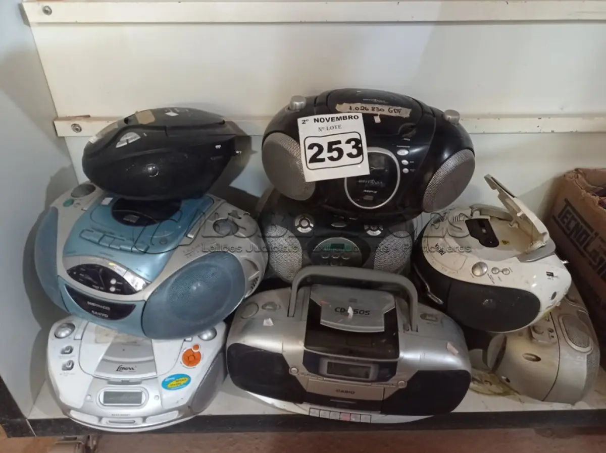 LOTE 253 - 13 APARELHOS DE SOM MARCAS E MODELOS DIVERSOS. (NO ESTADO) ATENÇÃO! FAZER A VISITAÇÃO ANTES DE ARREMATAR, NÃO SABEMOS SE FUNCIONA. LEILÃO NÃO TEM GARANTIA E NEM DEVOLUÇÃO, SUJEITO A POSSÍVEIS AVARIAS VISÍVEIS/OCULTAS E/OU AUSÊNCIA DE COMPONENTES.