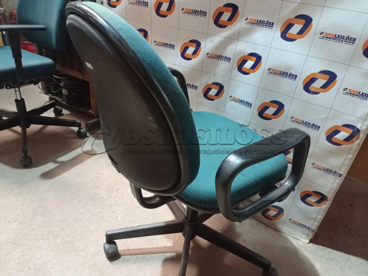 LOTE 184 - 01 CADEIRA DE ESCRITÓRIO COM BASE GIRATÓRIA. (NO ESTADO) ATENÇÃO! FAZER A VISITAÇÃO ANTES DE ARREMATAR, NÃO SABEMOS SE FUNCIONA. LEILÃO NÃO TEM GARANTIA E NEM DEVOLUÇÃO, SUJEITO A POSSÍVEIS AVARIAS VISÍVEIS/OCULTAS E/OU AUSÊNCIA DE COMPONENTES.