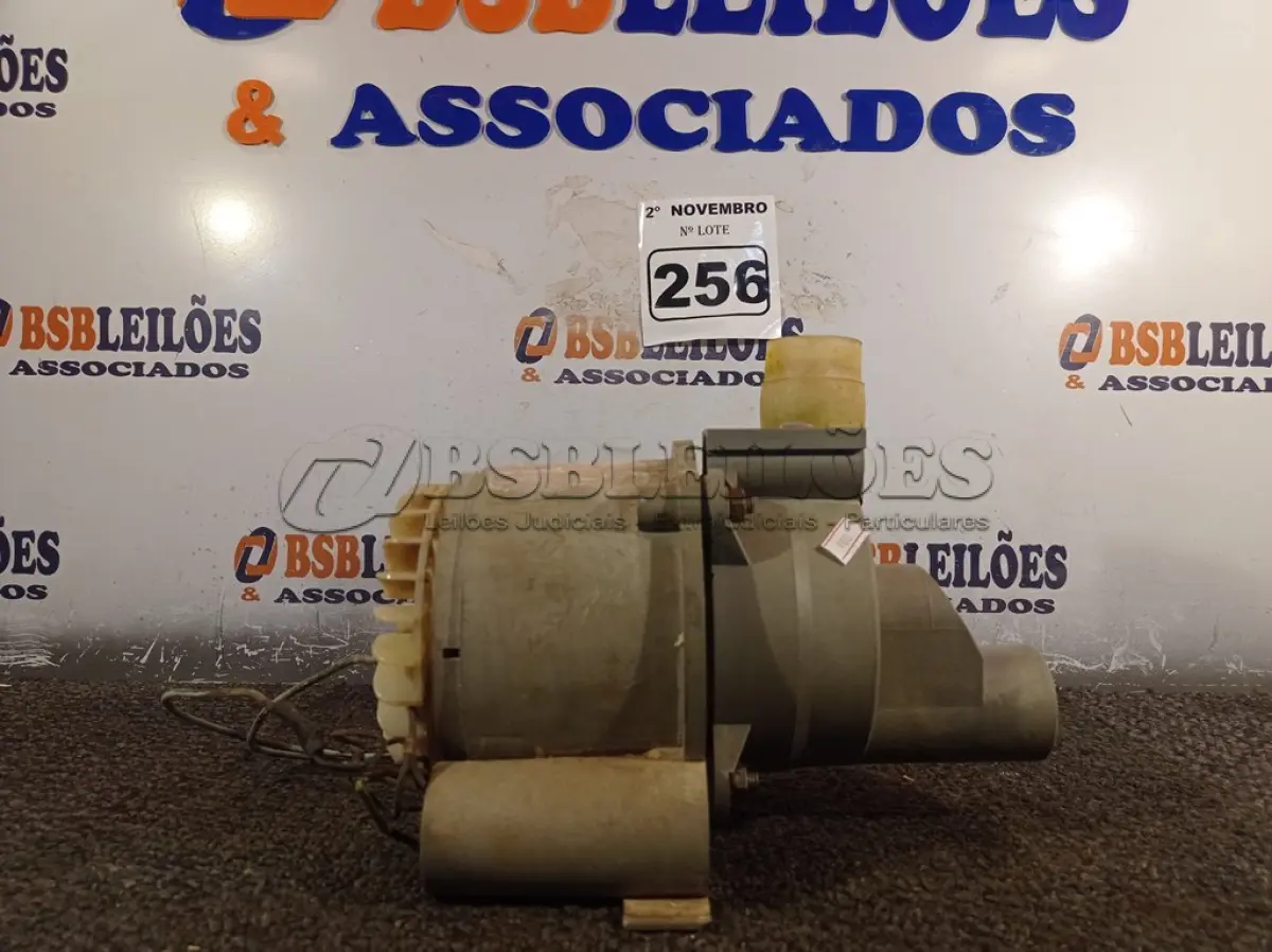LOTE 256 - 01 MOTOR PARA BANHEIRA DE HIDROMASSAGEM. (NO ESTADO) ATENÇÃO! FAZER A VISITAÇÃO ANTES DE ARREMATAR, NÃO SABEMOS SE FUNCIONA. LEILÃO NÃO TEM GARANTIA E NEM DEVOLUÇÃO, SUJEITO A POSSÍVEIS AVARIAS VISÍVEIS/OCULTAS E/OU AUSÊNCIA DE COMPONENTES.