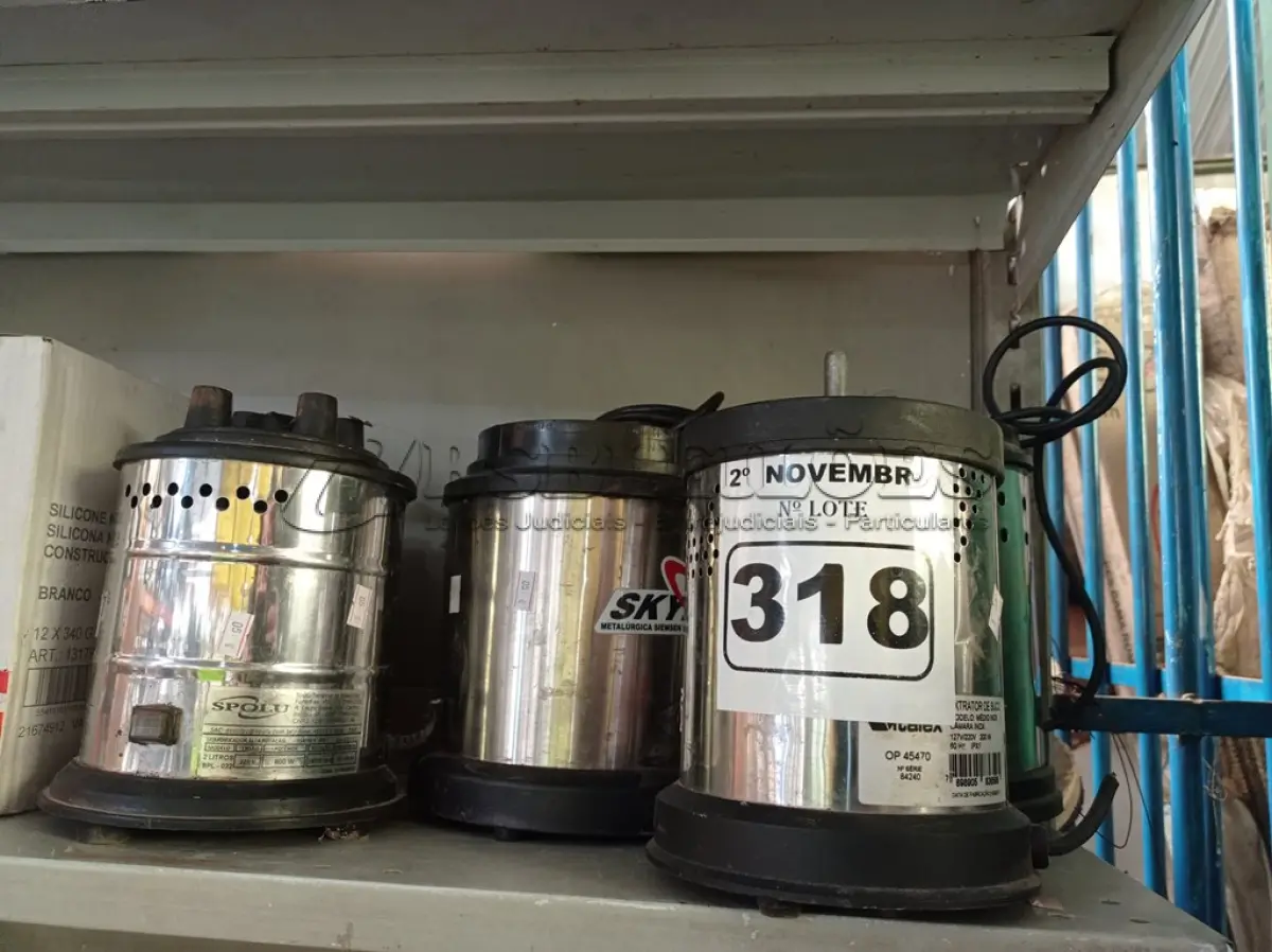 LOTE 318 - 02 BASES DE LIQUIDIFICADOR E 02 BASES DE EXTRATORES DE SUCO INDUSTRIAIS. (NO ESTADO) ATENÇÃO! FAZER A VISITAÇÃO ANTES DE ARREMATAR, NÃO SABEMOS SE FUNCIONA. LEILÃO NÃO TEM GARANTIA E NEM DEVOLUÇÃO, SUJEITO A POSSÍVEIS AVARIAS VISÍVEIS/OCULTAS E/OU AUSÊNCIA DE COMPONENTES.