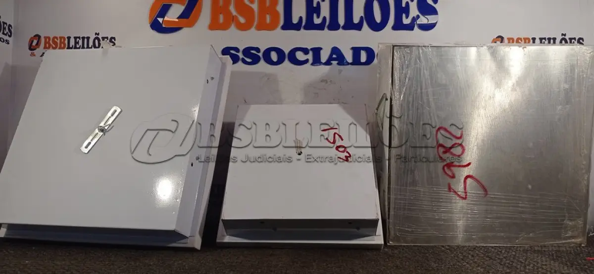 LOTE 554 - 03 LUMINÁRIAS DE EMBUTIR. (NO ESTADO) ATENÇÃO! FAZER A VISITAÇÃO ANTES DE ARREMATAR, NÃO SABEMOS SE FUNCIONA. LEILÃO NÃO TEM GARANTIA E NEM DEVOLUÇÃO, SUJEITO A POSSÍVEIS AVARIAS VISÍVEIS/OCULTAS E/OU AUSÊNCIA DE COMPONENTES.