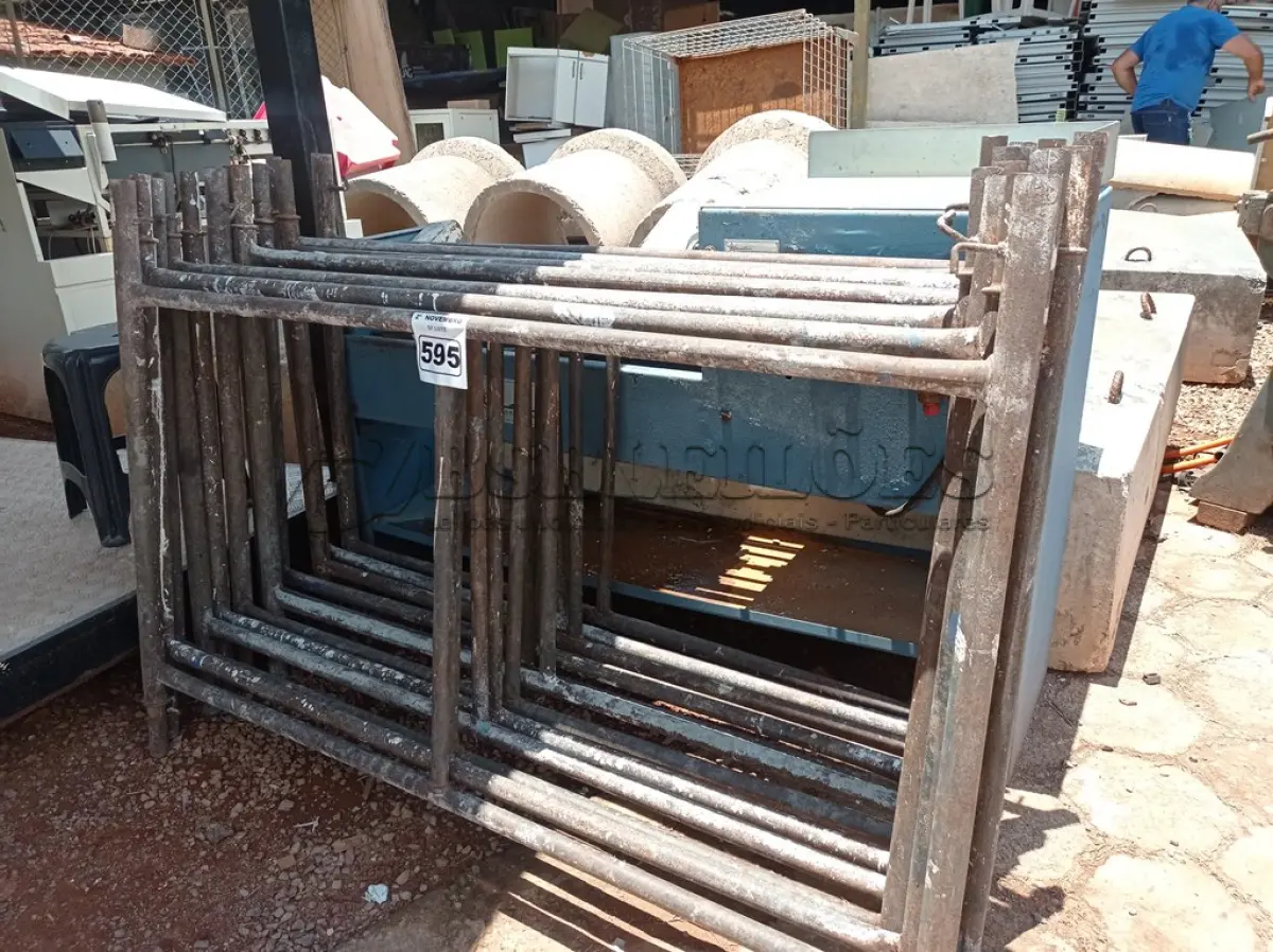 LOTE 595 - 12 PEÇAS DE ANDAIME. (NO ESTADO) ATENÇÃO! FAZER A VISITAÇÃO ANTES DE ARREMATAR, NÃO SABEMOS SE FUNCIONA. LEILÃO NÃO TEM GARANTIA E NEM DEVOLUÇÃO, SUJEITO A POSSÍVEIS AVARIAS VISÍVEIS/OCULTAS E/OU AUSÊNCIA DE COMPONENTES.