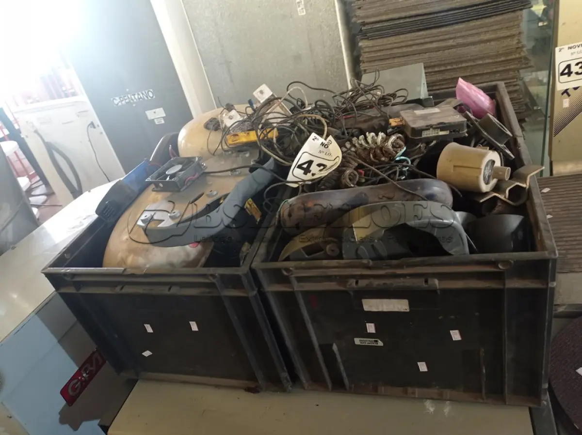 LOTE 431 - 01 LOTE COM SIRENES DE ALARME E ELETRÔNICOS DIVERSOS. (NO ESTADO) ATENÇÃO! FAZER A VISITAÇÃO ANTES DE ARREMATAR, NÃO SABEMOS SE FUNCIONA. LEILÃO NÃO TEM GARANTIA E NEM DEVOLUÇÃO, SUJEITO A POSSÍVEIS AVARIAS VISÍVEIS/OCULTAS E/OU AUSÊNCIA DE COMPONENTES.
