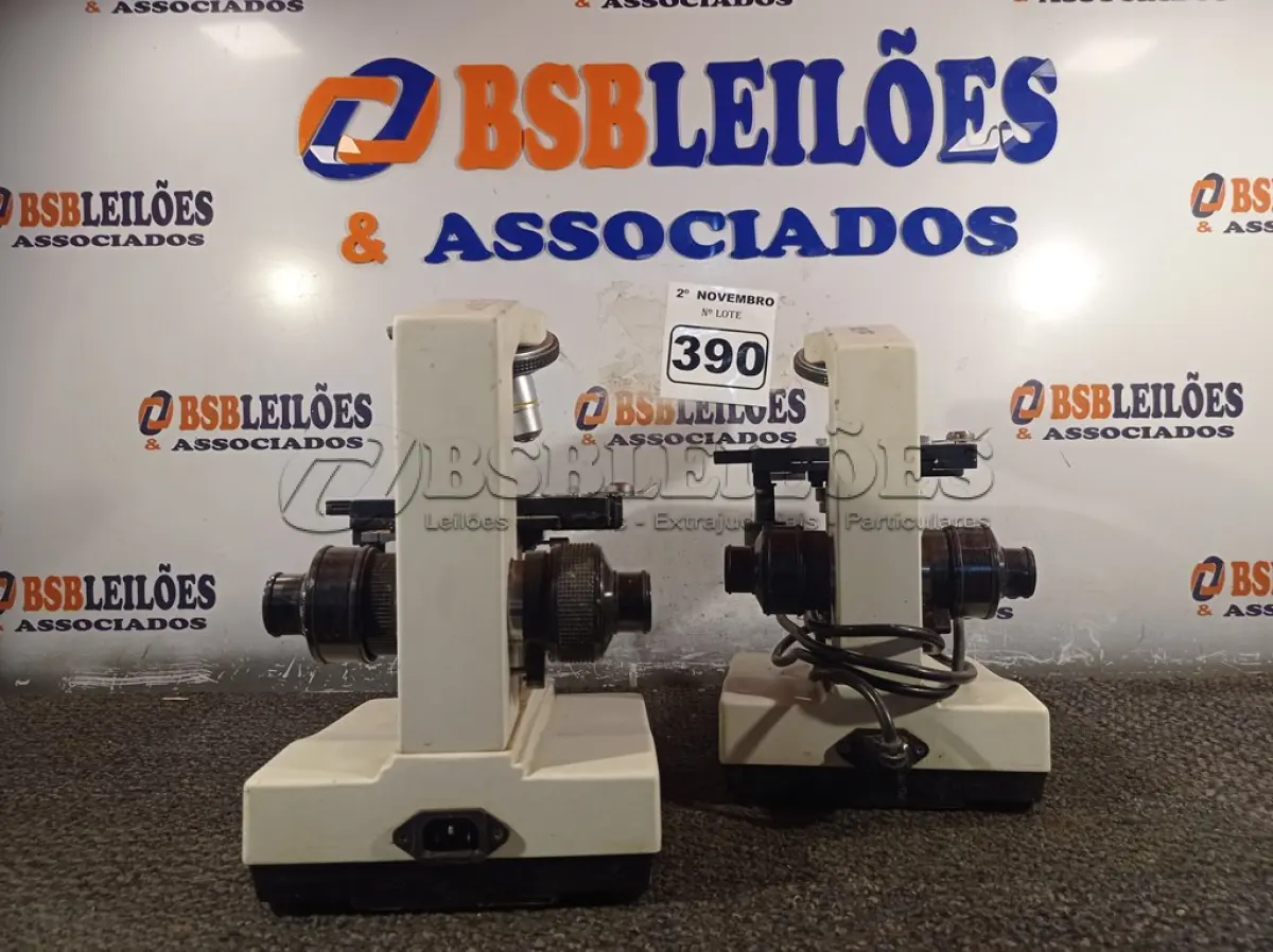 LOTE 390 - 02 BASES DE MICROSCÓPIO. (NO ESTADO) ATENÇÃO! FAZER A VISITAÇÃO ANTES DE ARREMATAR, NÃO SABEMOS SE FUNCIONA. LEILÃO NÃO TEM GARANTIA E NEM DEVOLUÇÃO, SUJEITO A POSSÍVEIS AVARIAS VISÍVEIS/OCULTAS E/OU AUSÊNCIA DE COMPONENTES.