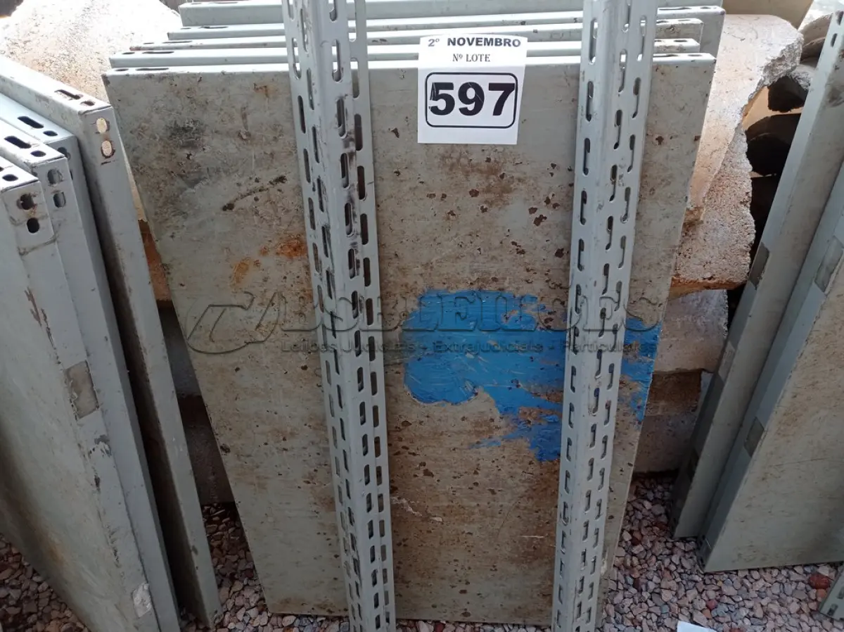 LOTE 597 - 01 ESTANTE DE FERRO COM 05 PRATELEIRAS. (NO ESTADO) ATENÇÃO! FAZER A VISITAÇÃO ANTES DE ARREMATAR, NÃO SABEMOS SE FUNCIONA. LEILÃO NÃO TEM GARANTIA E NEM DEVOLUÇÃO, SUJEITO A POSSÍVEIS AVARIAS VISÍVEIS/OCULTAS E/OU AUSÊNCIA DE COMPONENTES.