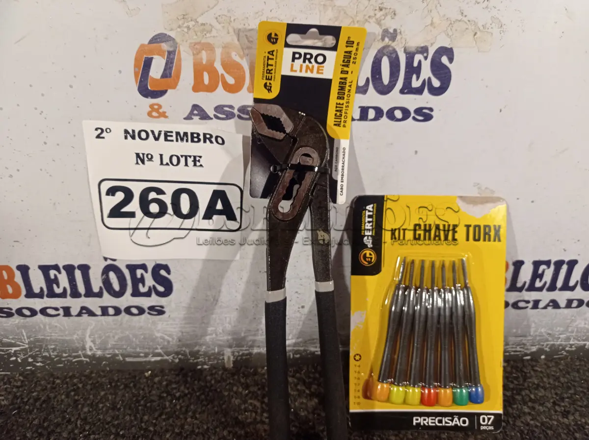 LOTE 260 - 01 ALICATE BOMBA D’AGUA 10” E 01 KIT DE CHAVES TORX. (NO ESTADO) ATENÇÃO! FAZER A VISITAÇÃO ANTES DE ARREMATAR, NÃO SABEMOS SE FUNCIONA. LEILÃO NÃO TEM GARANTIA E NEM DEVOLUÇÃO, SUJEITO A POSSÍVEIS AVARIAS VISÍVEIS/OCULTAS E/OU AUSÊNCIA DE COMPONENTES.