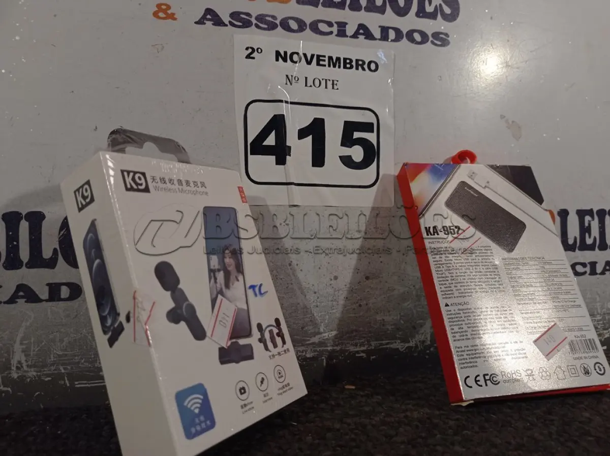 LOTE 415 - 01 MICROFONE SEM FIO E 01 CARREGADOR PORTÁTIL. (NO ESTADO) ATENÇÃO! FAZER A VISITAÇÃO ANTES DE ARREMATAR, NÃO SABEMOS SE FUNCIONA. LEILÃO NÃO TEM GARANTIA E NEM DEVOLUÇÃO, SUJEITO A POSSÍVEIS AVARIAS VISÍVEIS/OCULTAS E/OU AUSÊNCIA DE COMPONENTES.