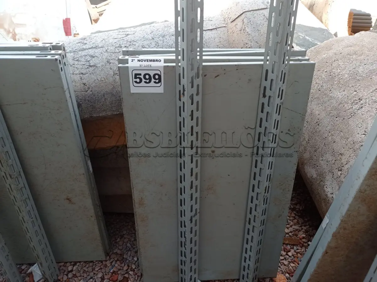 LOTE 599 - 01 ESTANTE DE FERRO DESMONTADA COM 04 PRATELEIRAS. (NO ESTADO) ATENÇÃO! FAZER A VISITAÇÃO ANTES DE ARREMATAR, NÃO SABEMOS SE FUNCIONA. LEILÃO NÃO TEM GARANTIA E NEM DEVOLUÇÃO, SUJEITO A POSSÍVEIS AVARIAS VISÍVEIS/OCULTAS E/OU AUSÊNCIA DE COMPONENTES.