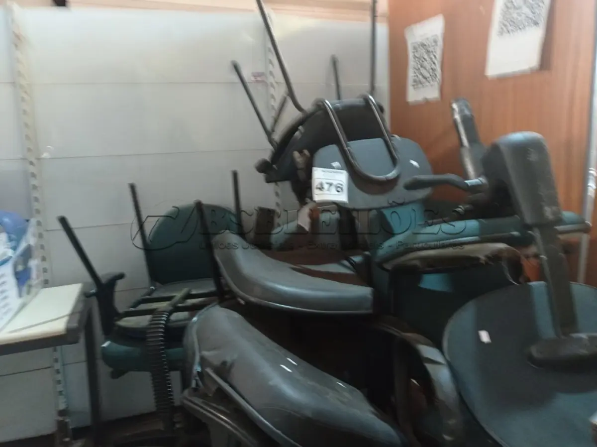 LOTE 476 - 01 LOTE COM VÁRIAS CADEIRAS DE ESCRITÓRIO MARCAS E MODELOS DIVERSOS COM AVARIAS. (NO ESTADO) ATENÇÃO! FAZER A VISITAÇÃO ANTES DE ARREMATAR, NÃO SABEMOS SE FUNCIONA. LEILÃO NÃO TEM GARANTIA E NEM DEVOLUÇÃO, SUJEITO A POSSÍVEIS AVARIAS VISÍVEIS/OCULTAS E/OU AUSÊNCIA DE COMPONENTES.