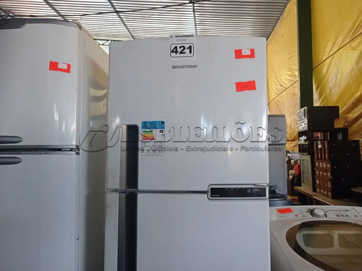 LOTE 421 - 01 GELADEIRA MARCA BRASTEMP 220V. (NO ESTADO) ATENÇÃO! FAZER A VISITAÇÃO ANTES DE ARREMATAR, NÃO SABEMOS SE FUNCIONA. LEILÃO NÃO TEM GARANTIA E NEM DEVOLUÇÃO, SUJEITO A POSSÍVEIS AVARIAS VISÍVEIS/OCULTAS E/OU AUSÊNCIA DE COMPONENTES.