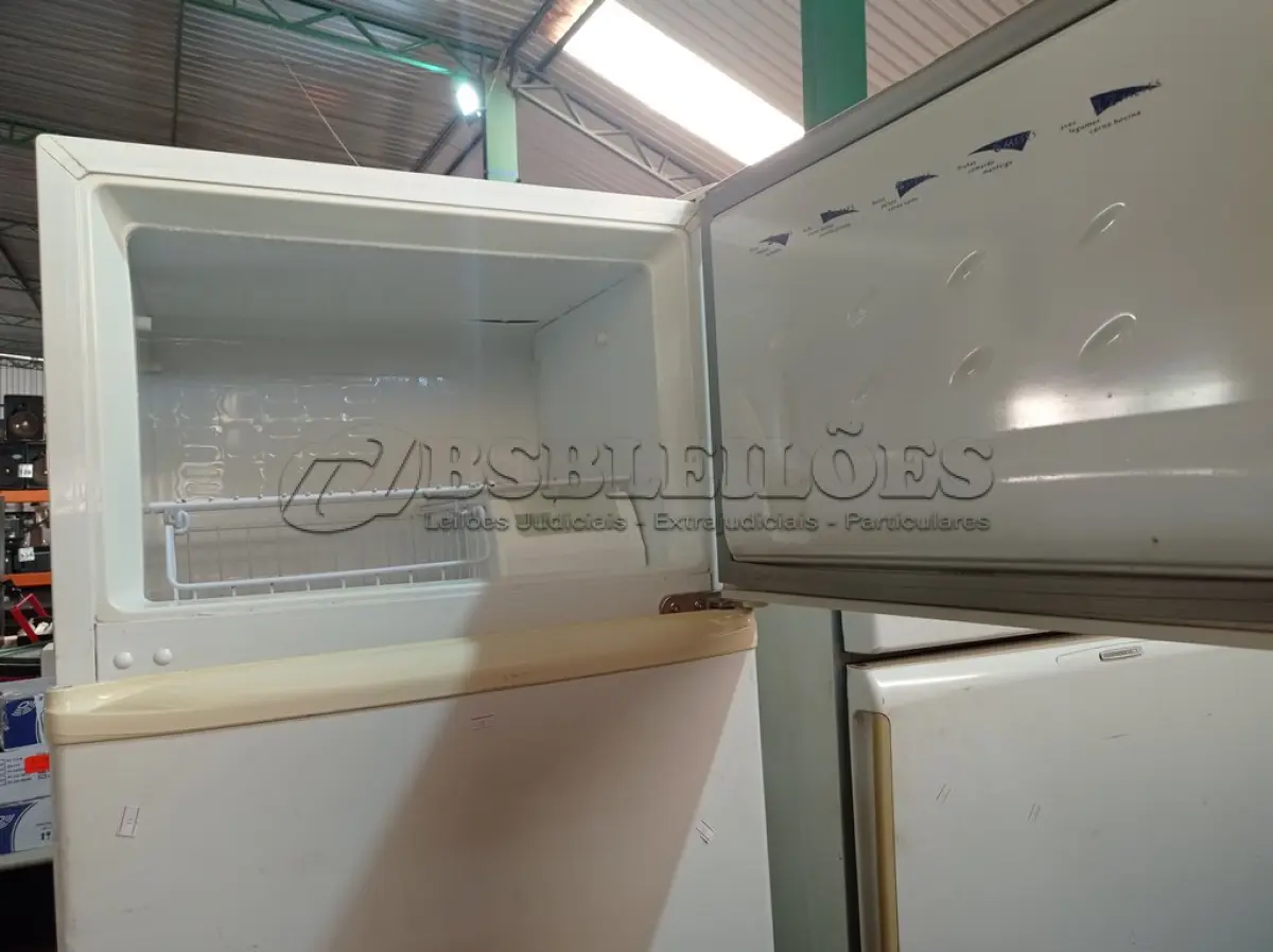 LOTE 478 - 01 GELADEIRA MARCA CÔNSUL 220V. (NO ESTADO) ATENÇÃO! FAZER A VISITAÇÃO ANTES DE ARREMATAR, NÃO SABEMOS SE FUNCIONA. LEILÃO NÃO TEM GARANTIA E NEM DEVOLUÇÃO, SUJEITO A POSSÍVEIS AVARIAS VISÍVEIS/OCULTAS E/OU AUSÊNCIA DE COMPONENTES.