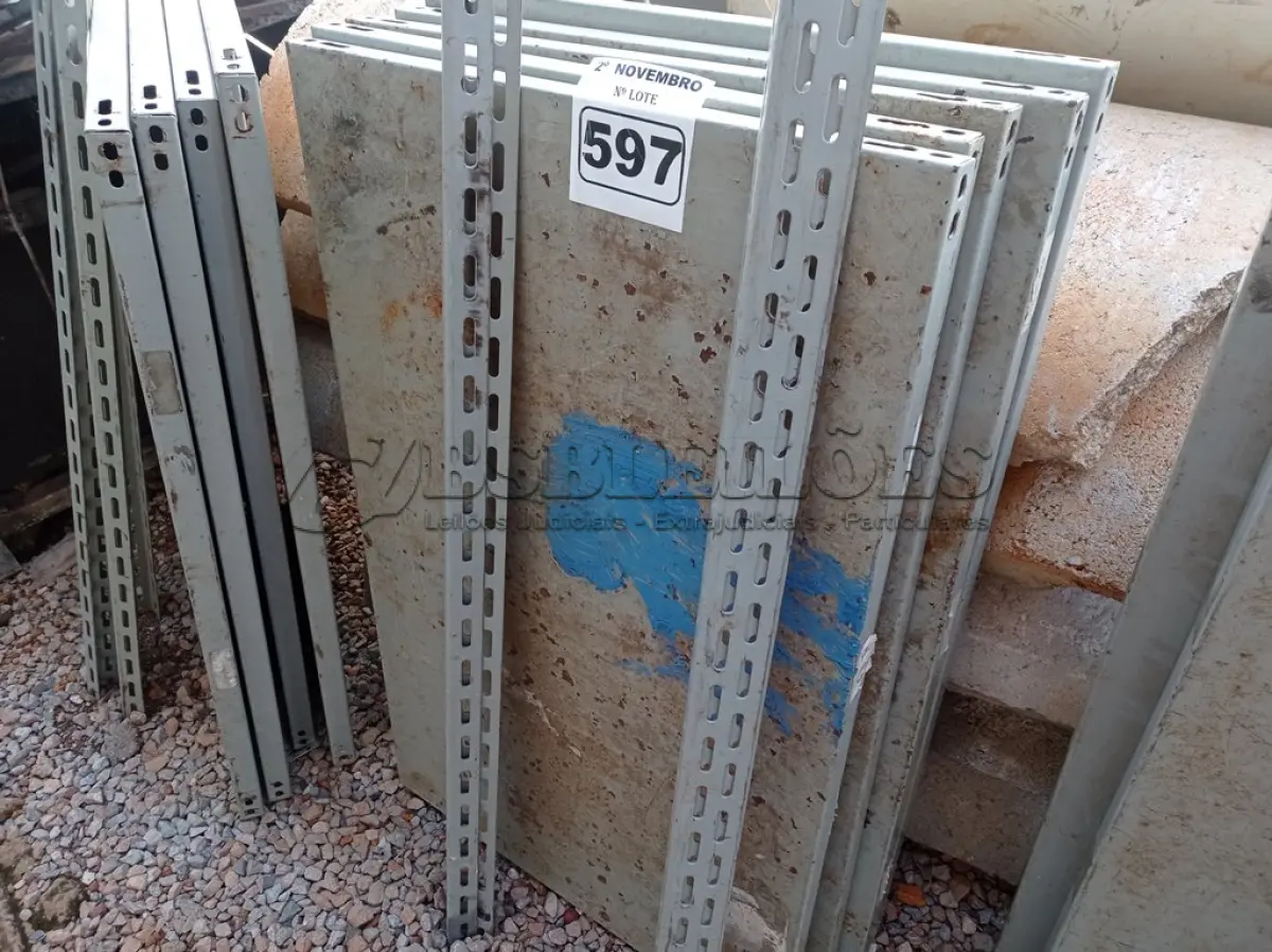 LOTE 597 - 01 ESTANTE DE FERRO COM 05 PRATELEIRAS. (NO ESTADO) ATENÇÃO! FAZER A VISITAÇÃO ANTES DE ARREMATAR, NÃO SABEMOS SE FUNCIONA. LEILÃO NÃO TEM GARANTIA E NEM DEVOLUÇÃO, SUJEITO A POSSÍVEIS AVARIAS VISÍVEIS/OCULTAS E/OU AUSÊNCIA DE COMPONENTES.