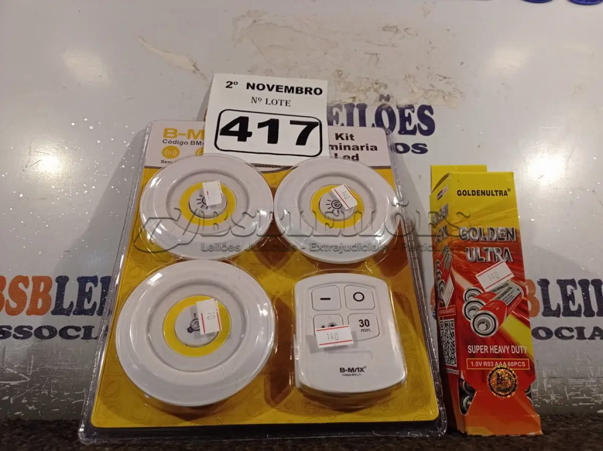 LOTE 417 - 01 KIT LUMINÁRIA DE LED E CAIXA DE PILHAS AAA. (NO ESTADO) ATENÇÃO! FAZER A VISITAÇÃO ANTES DE ARREMATAR, NÃO SABEMOS SE FUNCIONA. LEILÃO NÃO TEM GARANTIA E NEM DEVOLUÇÃO, SUJEITO A POSSÍVEIS AVARIAS VISÍVEIS/OCULTAS E/OU AUSÊNCIA DE COMPONENTES.