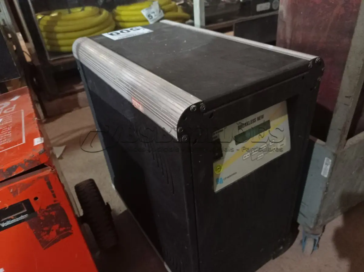 LOTE 500 - 01 NOBREAK 7.5KVA. (NO ESTADO) ATENÇÃO! FAZER A VISITAÇÃO ANTES DE ARREMATAR, NÃO SABEMOS SE FUNCIONA. LEILÃO NÃO TEM GARANTIA E NEM DEVOLUÇÃO, SUJEITO A POSSÍVEIS AVARIAS VISÍVEIS/OCULTAS E/OU AUSÊNCIA DE COMPONENTES.