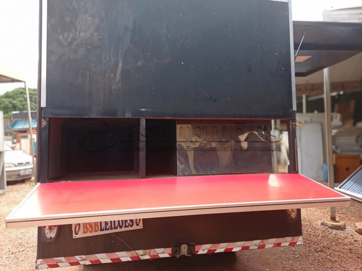 LOTE 588 - 01 TRAILLER ROBEQUE. (NO ESTADO) ATENÇÃO! FAZER A VISITAÇÃO ANTES DE ARREMATAR, NÃO SABEMOS SE FUNCIONA. LEILÃO NÃO TEM GARANTIA E NEM DEVOLUÇÃO, SUJEITO A POSSÍVEIS AVARIAS VISÍVEIS/OCULTAS E/OU AUSÊNCIA DE COMPONENTES.