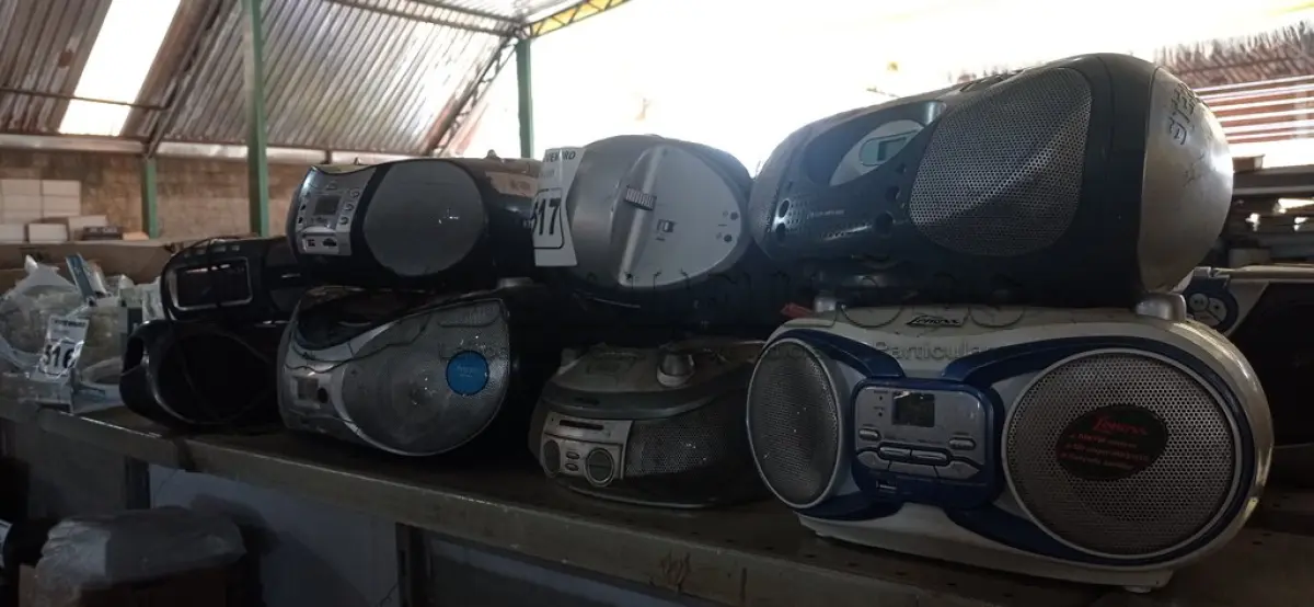LOTE 517 - 01 LOTE COM VÁRIOS APARELHOS DE SOM MARCAS E MODELOS DIVERSOS. (NO ESTADO) ATENÇÃO! FAZER A VISITAÇÃO ANTES DE ARREMATAR, NÃO SABEMOS SE FUNCIONA. LEILÃO NÃO TEM GARANTIA E NEM DEVOLUÇÃO, SUJEITO A POSSÍVEIS AVARIAS VISÍVEIS/OCULTAS E/OU AUSÊNCIA DE COMPONENTES.