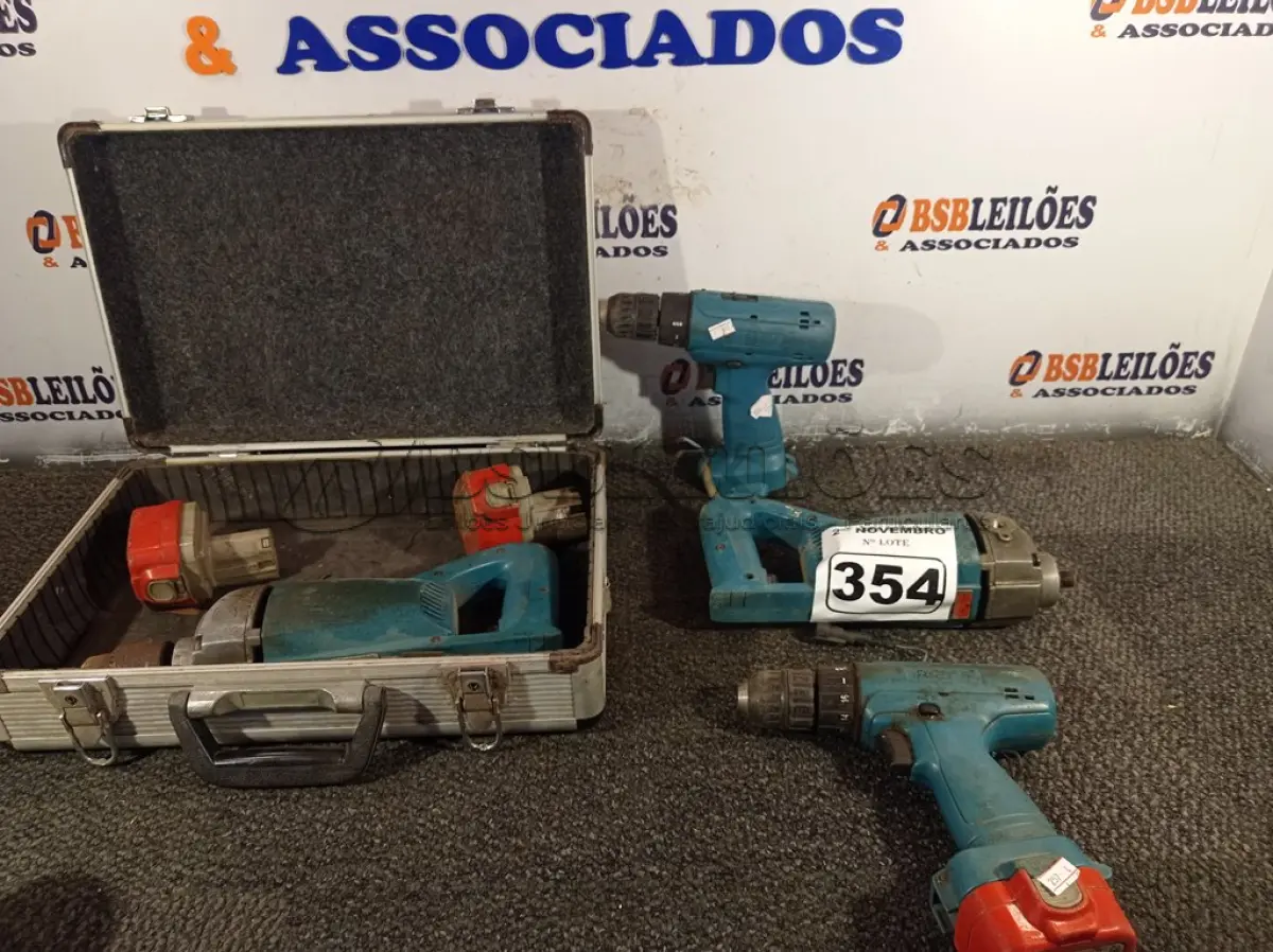LOTE 354 - 01 MALETA E 04 FURADEIRAS MARCAS E MODELOS DIVERSOS COM PARA RETIRADA DE PEÇAS. (NO ESTADO) ATENÇÃO! FAZER A VISITAÇÃO ANTES DE ARREMATAR, NÃO SABEMOS SE FUNCIONA. LEILÃO NÃO TEM GARANTIA E NEM DEVOLUÇÃO, SUJEITO A POSSÍVEIS AVARIAS VISÍVEIS/OCULTAS E/OU AUSÊNCIA DE COMPONENTES.
