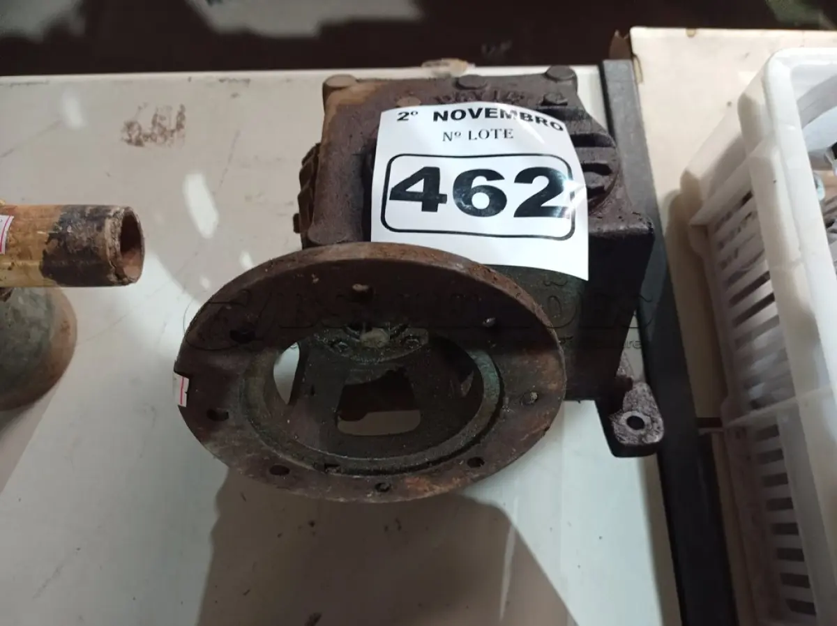 LOTE 462 - 01 REDUÇÃO SEM MOTOR. (NO ESTADO) ATENÇÃO! FAZER A VISITAÇÃO ANTES DE ARREMATAR, NÃO SABEMOS SE FUNCIONA. LEILÃO NÃO TEM GARANTIA E NEM DEVOLUÇÃO, SUJEITO A POSSÍVEIS AVARIAS VISÍVEIS/OCULTAS E/OU AUSÊNCIA DE COMPONENTES.