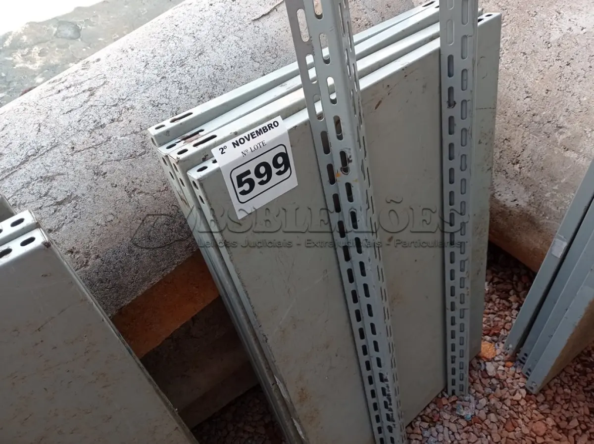 LOTE 599 - 01 ESTANTE DE FERRO DESMONTADA COM 04 PRATELEIRAS. (NO ESTADO) ATENÇÃO! FAZER A VISITAÇÃO ANTES DE ARREMATAR, NÃO SABEMOS SE FUNCIONA. LEILÃO NÃO TEM GARANTIA E NEM DEVOLUÇÃO, SUJEITO A POSSÍVEIS AVARIAS VISÍVEIS/OCULTAS E/OU AUSÊNCIA DE COMPONENTES.
