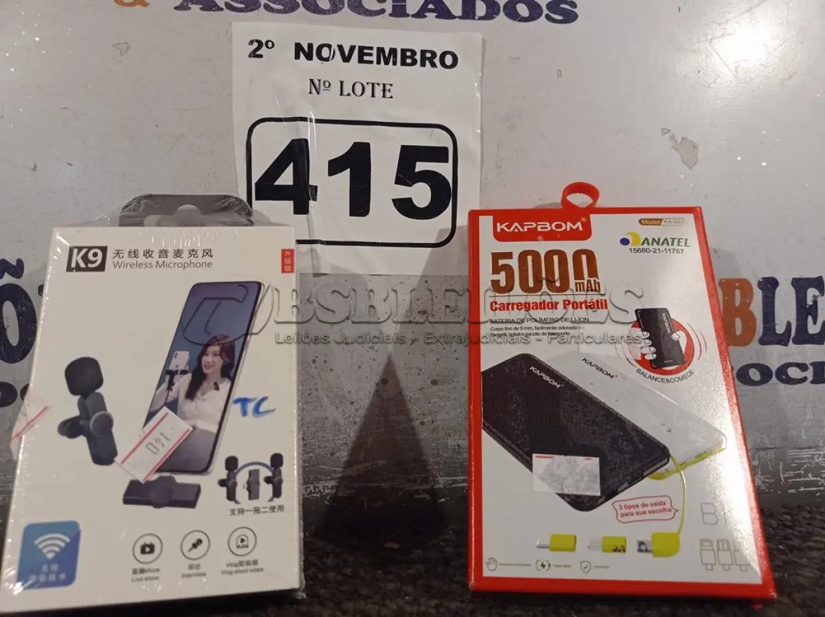 LOTE 415 - 01 MICROFONE SEM FIO E 01 CARREGADOR PORTÁTIL. (NO ESTADO) ATENÇÃO! FAZER A VISITAÇÃO ANTES DE ARREMATAR, NÃO SABEMOS SE FUNCIONA. LEILÃO NÃO TEM GARANTIA E NEM DEVOLUÇÃO, SUJEITO A POSSÍVEIS AVARIAS VISÍVEIS/OCULTAS E/OU AUSÊNCIA DE COMPONENTES.
