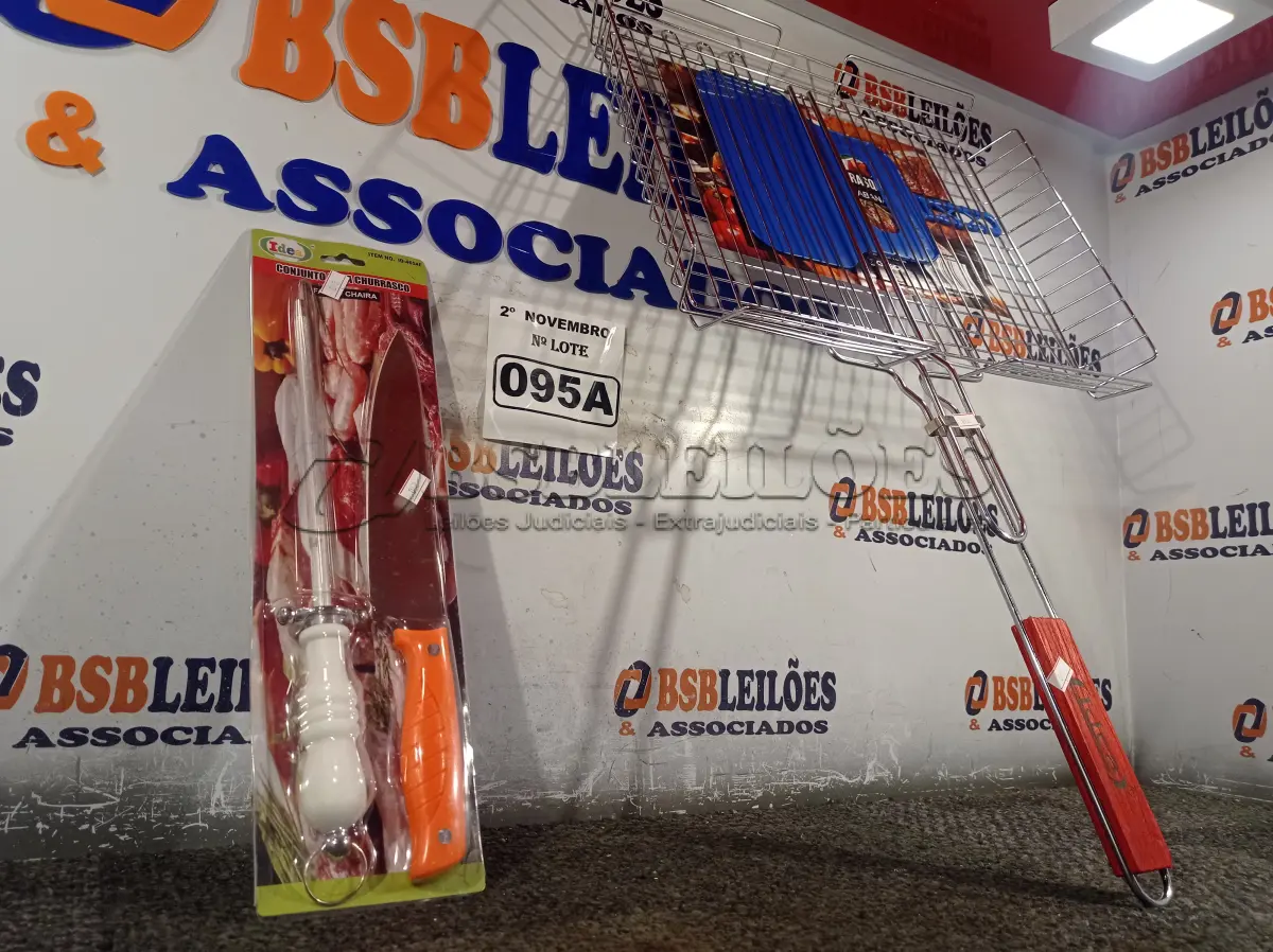 LOTE 095 - 01 KIT CHURRASCO. (NO ESTADO) ATENÇÃO! FAZER A VISITAÇÃO ANTES DE ARREMATAR, NÃO SABEMOS SE FUNCIONA. LEILÃO NÃO TEM GARANTIA E NEM DEVOLUÇÃO, SUJEITO A POSSÍVEIS AVARIAS VISÍVEIS/OCULTAS E/OU AUSÊNCIA DE COMPONENTES.