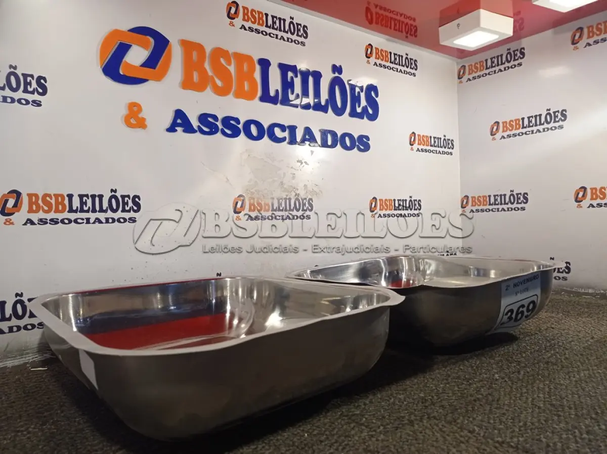 LOTE 369 - 02 CUBAS RASAS PARA PIA EM INOX 40X34X11CM. (NO ESTADO) ATENÇÃO! FAZER A VISITAÇÃO ANTES DE ARREMATAR, NÃO SABEMOS SE FUNCIONA. LEILÃO NÃO TEM GARANTIA E NEM DEVOLUÇÃO, SUJEITO A POSSÍVEIS AVARIAS VISÍVEIS/OCULTAS E/OU AUSÊNCIA DE COMPONENTES.