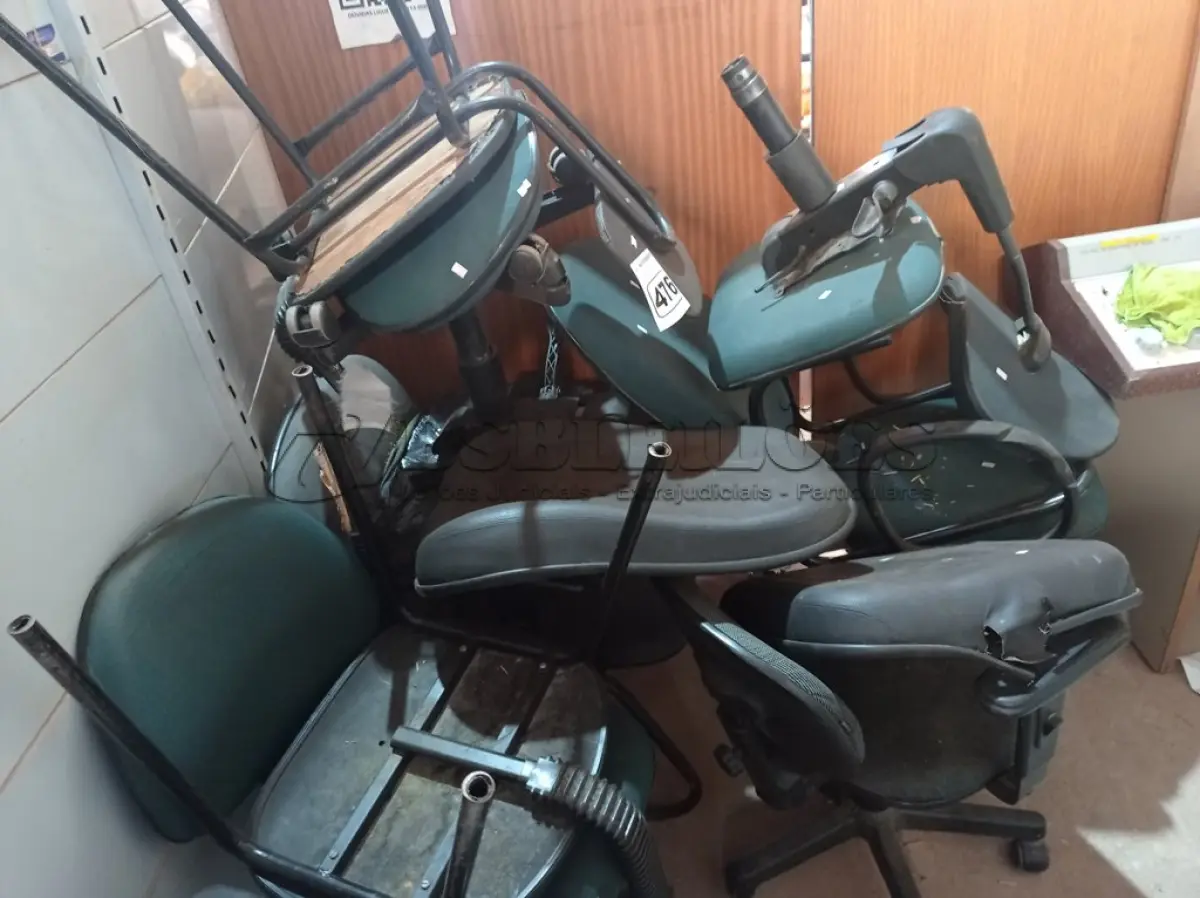 LOTE 476 - 01 LOTE COM VÁRIAS CADEIRAS DE ESCRITÓRIO MARCAS E MODELOS DIVERSOS COM AVARIAS. (NO ESTADO) ATENÇÃO! FAZER A VISITAÇÃO ANTES DE ARREMATAR, NÃO SABEMOS SE FUNCIONA. LEILÃO NÃO TEM GARANTIA E NEM DEVOLUÇÃO, SUJEITO A POSSÍVEIS AVARIAS VISÍVEIS/OCULTAS E/OU AUSÊNCIA DE COMPONENTES.