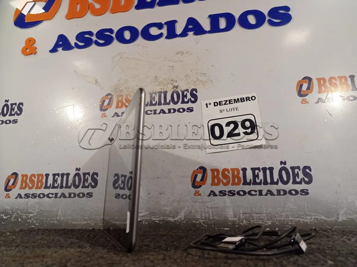 LOTE 029 - 01 TABLET SAMSUNG COM CABO. (NO ESTADO) ATENÇÃO! FAZER A VISITAÇÃO ANTES DE ARREMATAR, NÃO SABEMOS SE FUNCIONA. LEILÃO NÃO TEM GARANTIA E NEM DEVOLUÇÃO, SUJEITO A POSSÍVEIS AVARIAS VISÍVEIS/OCULTAS E/OU AUSÊNCIA DE COMPONENTES.