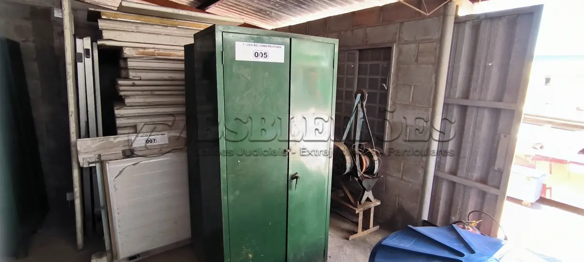 LOTE 005 - 01 ARMÁRIO 02 PORTAS E 01 ARMÁRIO ROUPEIRO INCOMPLETO (NO ESTADO, NÃO SABEMOS SE FUNCIONA. LEILÃO NÃO TEM GARANTIA E NEM DEVOLUÇÃO).