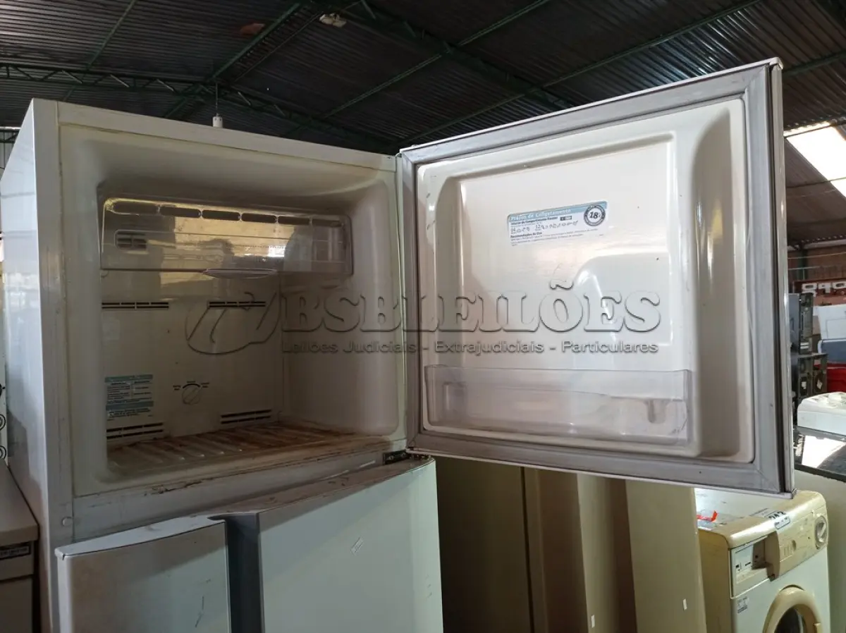 LOTE 215 - 01 GELADEIRA FROST FREE MARCA ELECTROLUX 220V. (NO ESTADO) ATENÇÃO! FAZER A VISITAÇÃO ANTES DE ARREMATAR, NÃO SABEMOS SE FUNCIONA. LEILÃO NÃO TEM GARANTIA E NEM DEVOLUÇÃO, SUJEITO A POSSÍVEIS AVARIAS VISÍVEIS/OCULTAS E/OU AUSÊNCIA DE COMPONENTES.