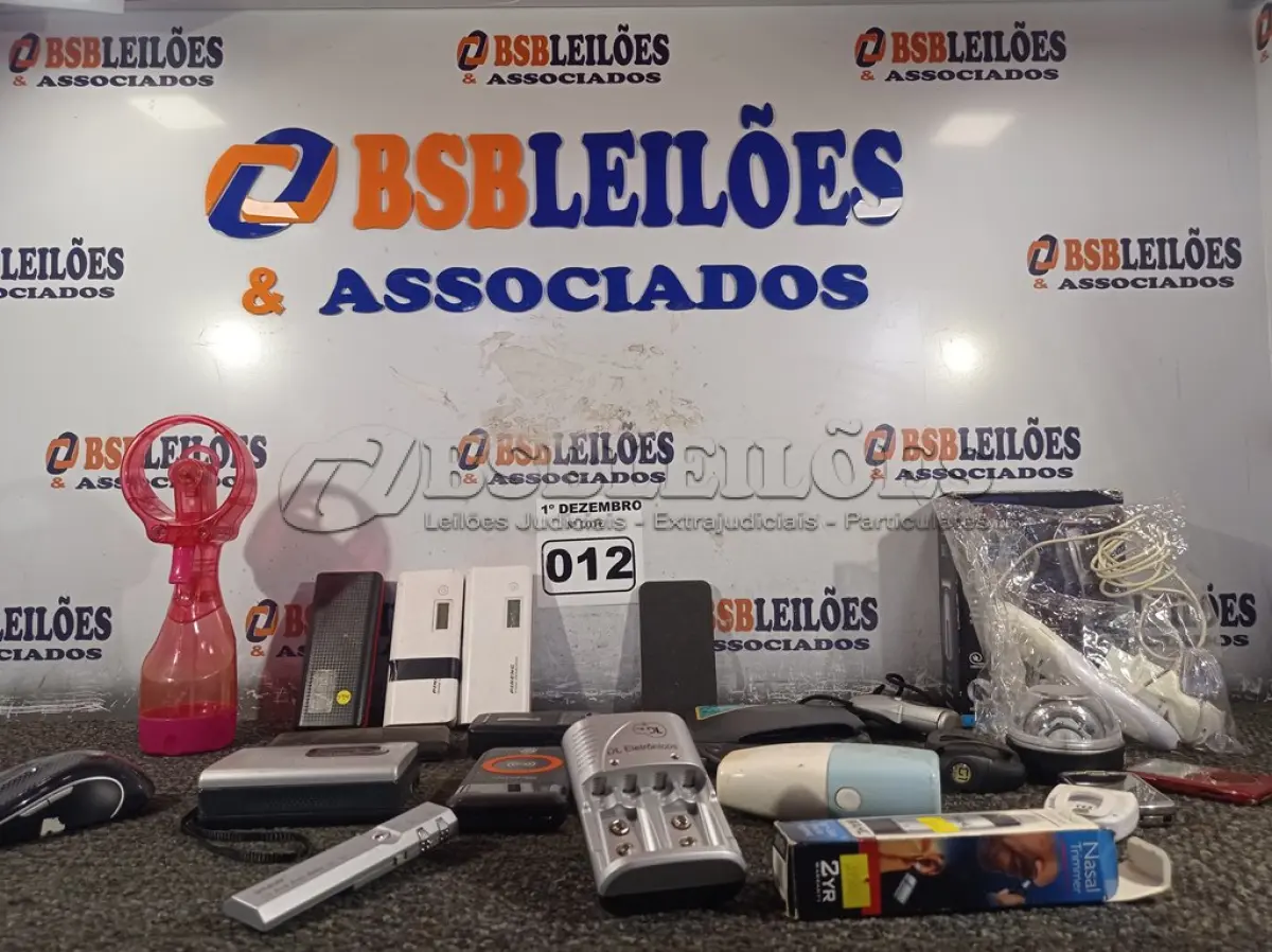 LOTE 012 - 01 LOTE COM VÁRIOS CARREGADORES PORTÁTEIS E ELETRÔNICOS DIVERSOS. (NO ESTADO) ATENÇÃO! FAZER A VISITAÇÃO ANTES DE ARREMATAR, NÃO SABEMOS SE FUNCIONA. LEILÃO NÃO TEM GARANTIA E NEM DEVOLUÇÃO, SUJEITO A POSSÍVEIS AVARIAS VISÍVEIS/OCULTAS E/OU AUSÊNCIA DE COMPONENTES.