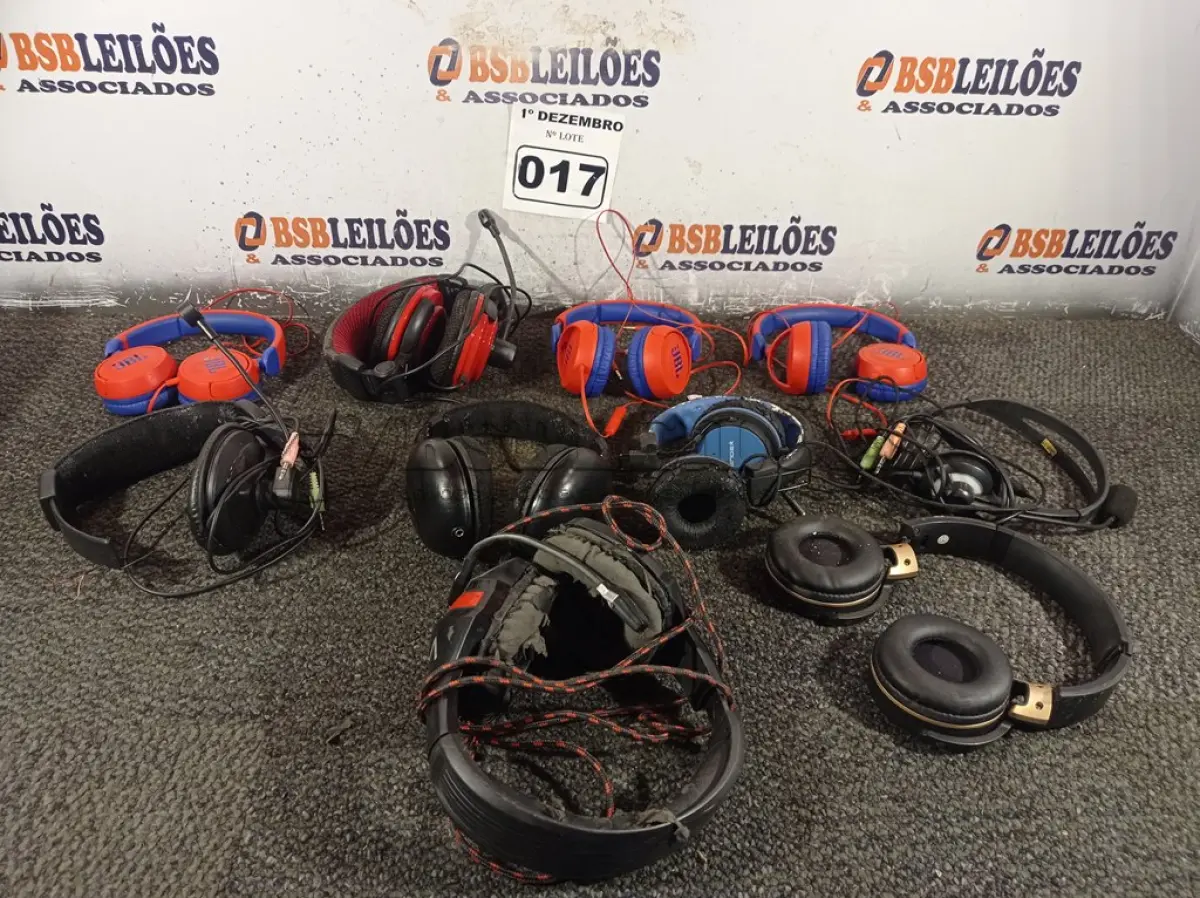 LOTE 017 - 01 LOTE COM VÁRIOS FONES DE OUVIDO E PISCAS PARA MOTO MARCAS E MODELOS DIVERSOS. (NO ESTADO) ATENÇÃO! FAZER A VISITAÇÃO ANTES DE ARREMATAR, NÃO SABEMOS SE FUNCIONA. LEILÃO NÃO TEM GARANTIA E NEM DEVOLUÇÃO, SUJEITO A POSSÍVEIS AVARIAS VISÍVEIS/OCULTAS E/OU AUSÊNCIA DE COMPONENTES.