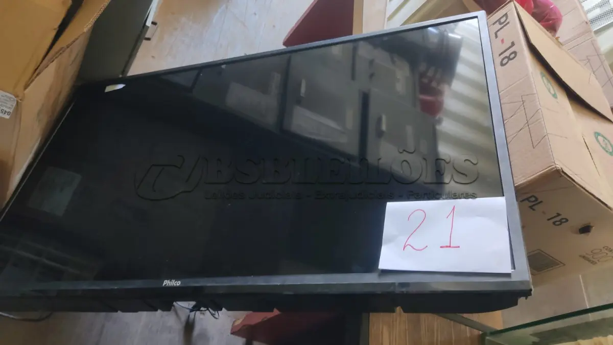 LOTE 021 - TV PHILCO, 50 POLEGADAS, COM 1, 30 DE LARGURA. (NO ESTADO, NÃO SABEMOS SE FUNCIONA. LEILÃO NÃO TEM GARANTIA E NEM DEVOLUÇÃO).