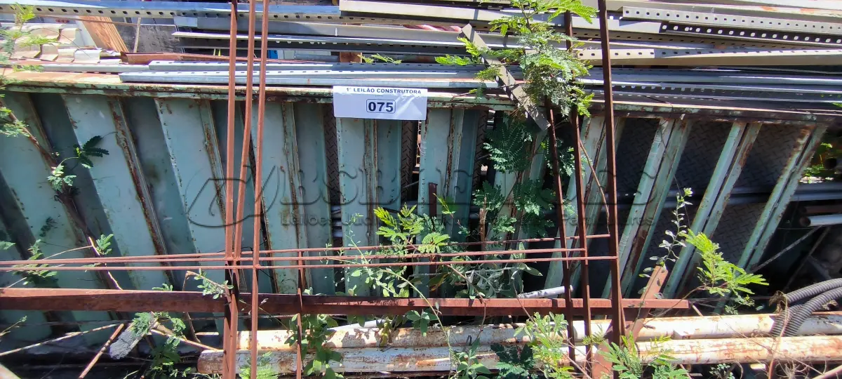 LOTE 075 - 02 ESCADAS EM FERRO (NO ESTADO, NÃO SABEMOS SE FUNCIONA. LEILÃO NÃO TEM GARANTIA E NEM DEVOLUÇÃO).