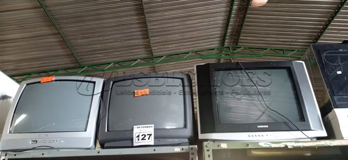 LOTE 127 - 03 TV’S DE TUBO MARCAS E MODELOS DIVERSOS. (NO ESTADO) ATENÇÃO! FAZER A VISITAÇÃO ANTES DE ARREMATAR, NÃO SABEMOS SE FUNCIONA. LEILÃO NÃO TEM GARANTIA E NEM DEVOLUÇÃO, SUJEITO A POSSÍVEIS AVARIAS VISÍVEIS/OCULTAS E/OU AUSÊNCIA DE COMPONENTES.
