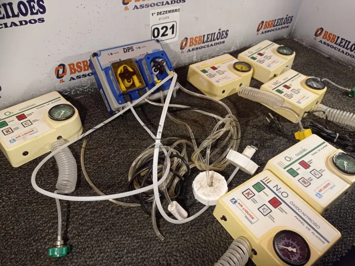LOTE 021 - 01 BOMBA PARA DETERGENTE E 06 PAINÉIS DE OXIGÊNIO. (NO ESTADO) ATENÇÃO! FAZER A VISITAÇÃO ANTES DE ARREMATAR, NÃO SABEMOS SE FUNCIONA. LEILÃO NÃO TEM GARANTIA E NEM DEVOLUÇÃO, SUJEITO A POSSÍVEIS AVARIAS VISÍVEIS/OCULTAS E/OU AUSÊNCIA DE COMPONENTES.