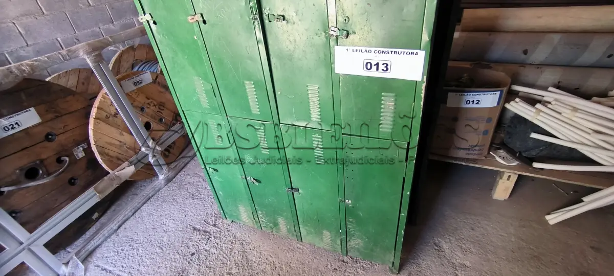 LOTE 013 - 02 ARMÁRIOS ROUPEIROS EM AÇO INCOMPLETOS (NO ESTADO, NÃO SABEMOS SE FUNCIONA. LEILÃO NÃO TEM GARANTIA E NEM DEVOLUÇÃO).