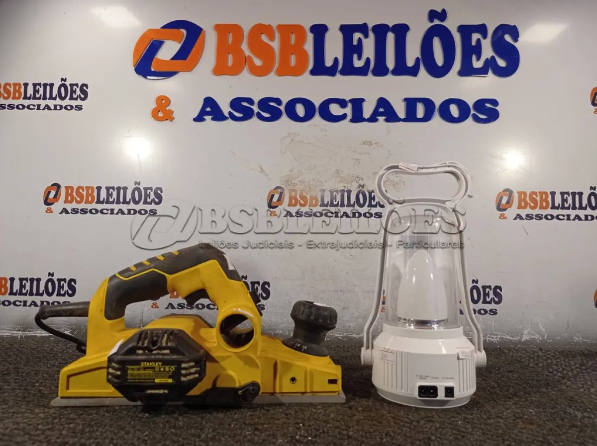 LOTE 133 - 01 PLAINA STANLEY 220V 750W E 01 LAMPIÃO DE ACAMPAMENTO. (NO ESTADO) ATENÇÃO! FAZER A VISITAÇÃO ANTES DE ARREMATAR, NÃO SABEMOS SE FUNCIONA. LEILÃO NÃO TEM GARANTIA E NEM DEVOLUÇÃO, SUJEITO A POSSÍVEIS AVARIAS VISÍVEIS/OCULTAS E/OU AUSÊNCIA DE COMPONENTES.