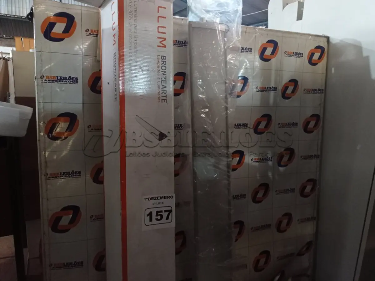 LOTE 157 - 01 LUMINÁRIA SUSPENSA 2X28W COM LÂMPADA BRONZEARTE. (NO ESTADO) ATENÇÃO! FAZER A VISITAÇÃO ANTES DE ARREMATAR, NÃO SABEMOS SE FUNCIONA. LEILÃO NÃO TEM GARANTIA E NEM DEVOLUÇÃO, SUJEITO A POSSÍVEIS AVARIAS VISÍVEIS/OCULTAS E/OU AUSÊNCIA DE COMPONENTES.