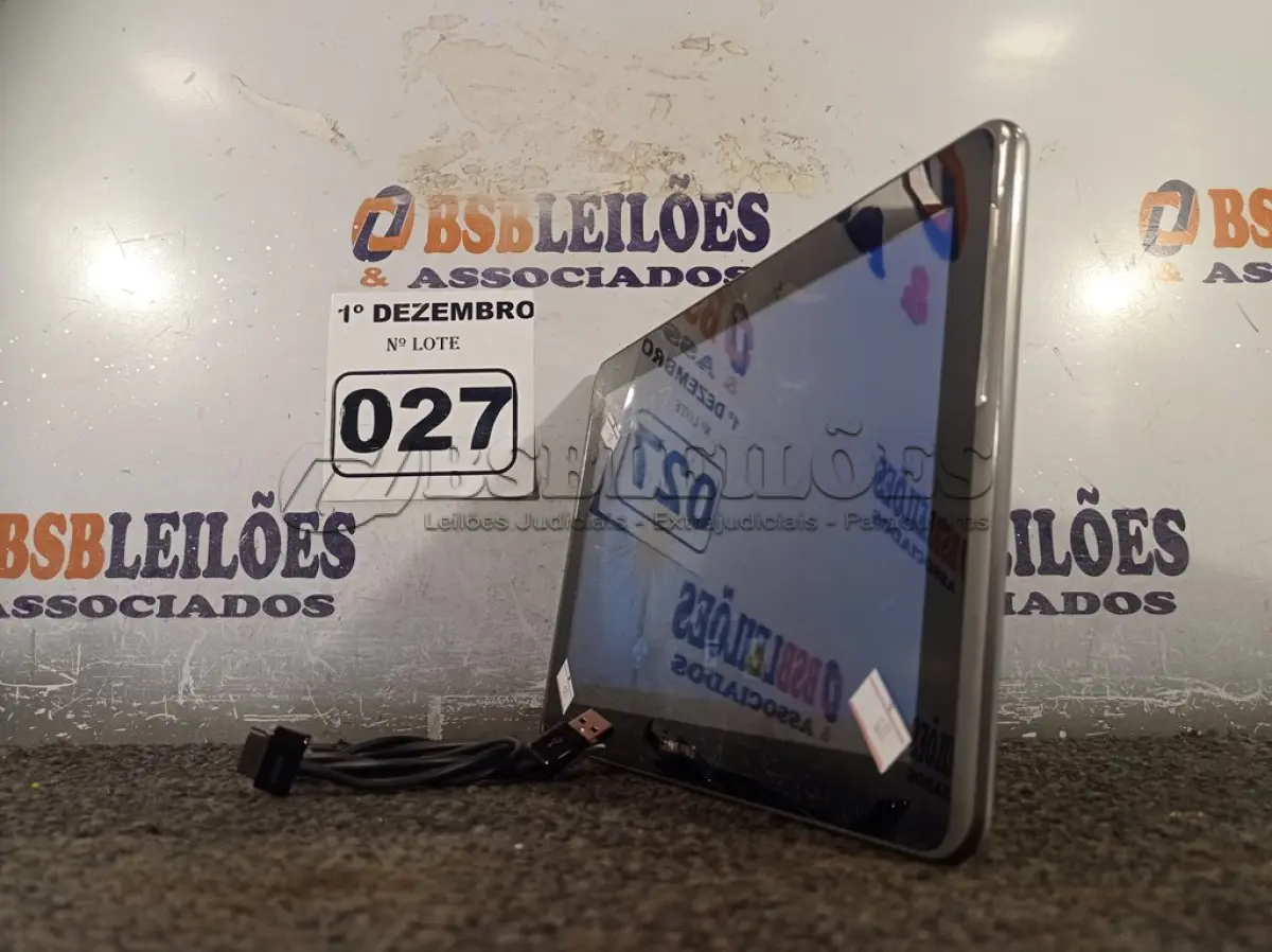 LOTE 027 - 01 TABLET SAMSUNG COM CABO. (NO ESTADO) ATENÇÃO! FAZER A VISITAÇÃO ANTES DE ARREMATAR, NÃO SABEMOS SE FUNCIONA. LEILÃO NÃO TEM GARANTIA E NEM DEVOLUÇÃO, SUJEITO A POSSÍVEIS AVARIAS VISÍVEIS/OCULTAS E/OU AUSÊNCIA DE COMPONENTES.