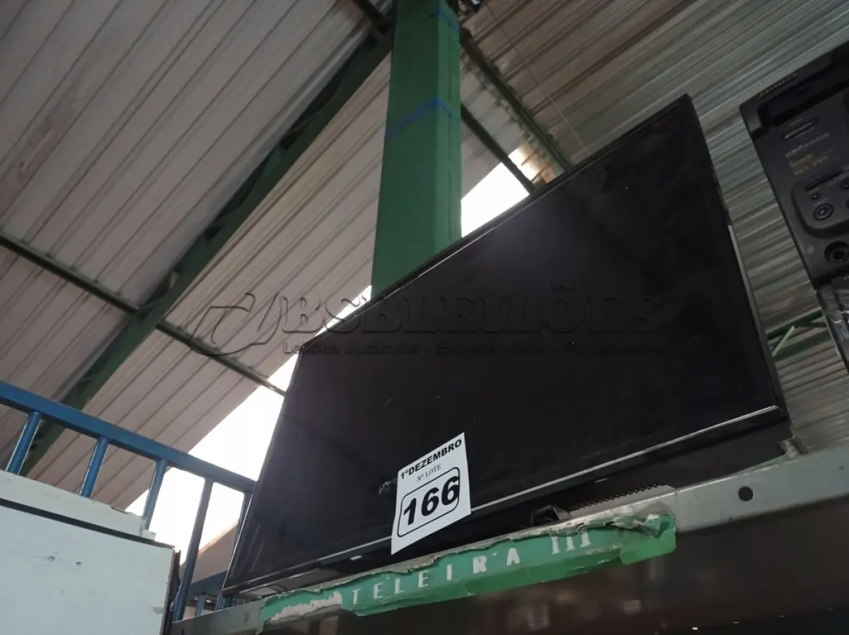 LOTE 166 - 01 TV DE LED MARCA PANASONIC 32” POL PARA RETIRADA DE PEÇAS. (NO ESTADO) ATENÇÃO! FAZER A VISITAÇÃO ANTES DE ARREMATAR, NÃO SABEMOS SE FUNCIONA. LEILÃO NÃO TEM GARANTIA E NEM DEVOLUÇÃO, SUJEITO A POSSÍVEIS AVARIAS VISÍVEIS/OCULTAS E/OU AUSÊNCIA DE COMPONENTES.