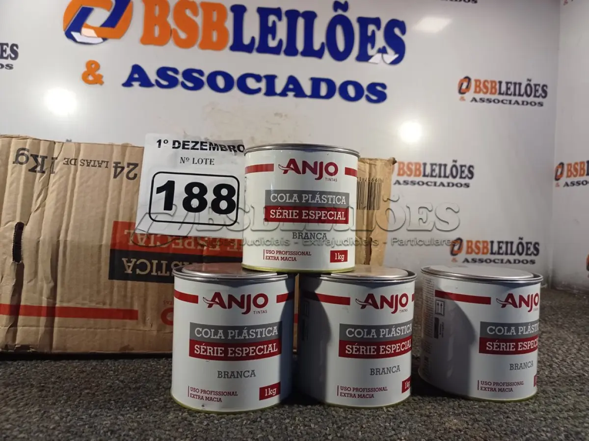 LOTE 188 - 12 LATAS DE COLA PLÁSTICA ANJO. (NO ESTADO) ATENÇÃO! FAZER A VISITAÇÃO ANTES DE ARREMATAR, NÃO SABEMOS SE FUNCIONA. LEILÃO NÃO TEM GARANTIA E NEM DEVOLUÇÃO, SUJEITO A POSSÍVEIS AVARIAS VISÍVEIS/OCULTAS E/OU AUSÊNCIA DE COMPONENTES.