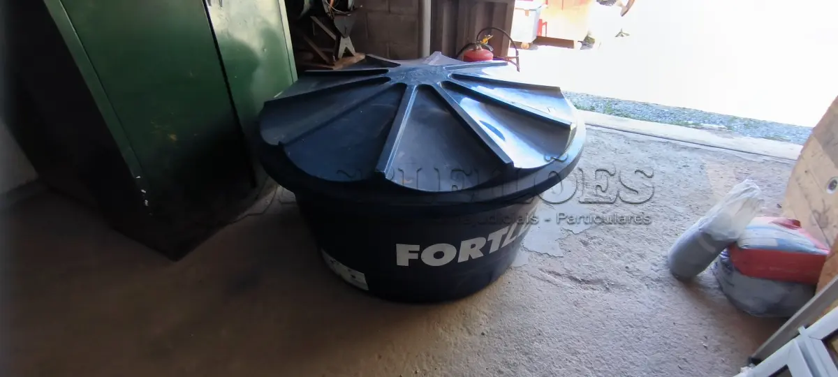 LOTE 006 - 01 CAIXA DE ÁGUA 500 LITROS (NO ESTADO, NÃO SABEMOS SE FUNCIONA. LEILÃO NÃO TEM GARANTIA E NEM DEVOLUÇÃO).